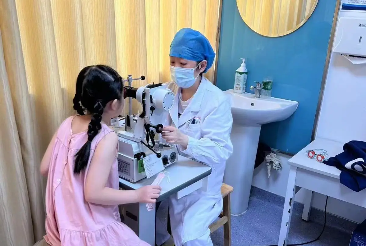 Phát hiện đốm đen trong tròng mắt con gia đình hoang mang nhanh chóng cho bé nhập viện và cái kết không ngờ - 2
