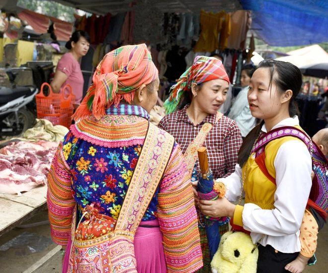 Phiên chợ chỉ họp duy nhất một lần vào thứ 7 ở tuyên quang phải đi bộ hàng giờ để đến đây mua sắm - 1