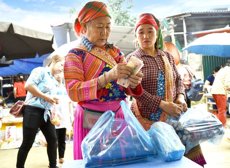 Phiên chợ chỉ họp duy nhất một lần vào thứ 7 ở tuyên quang phải đi bộ hàng giờ để đến đây mua sắm - 2