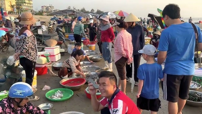 Phiên chợ có 1-0-2 tại thanh hóa khách tắm biển xong lên bờ mua ngay hải sản vừa đánh bắt còn tươi roi rói - 2