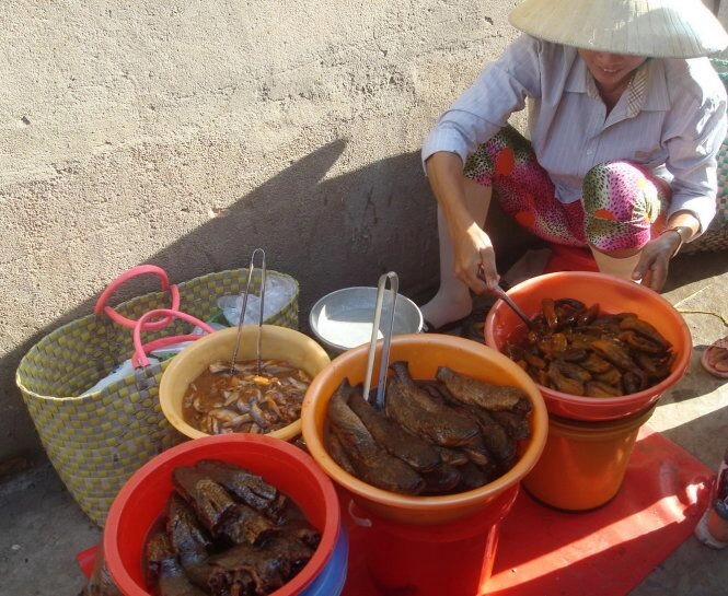 Phiên chợ độc lạ vĩnh long được hình thành từ một sự cố nay thành chợ phiên bán hàng trăm mặt hàng - 3