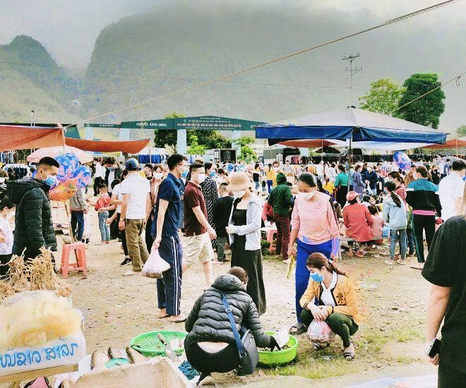 Phiên chợ độc nhất giữa lòng thanh hóa chỉ họp 1 buổi trong tuần trao đổi hàng hóa không cần mặc cả - 1
