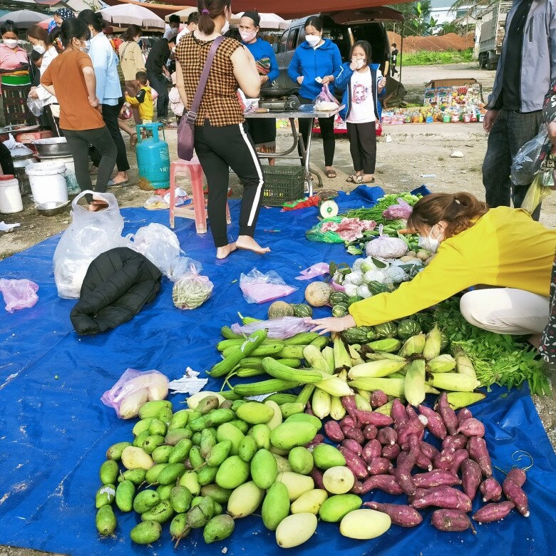 Phiên chợ độc nhất giữa lòng thanh hóa chỉ họp 1 buổi trong tuần trao đổi hàng hóa không cần mặc cả - 2