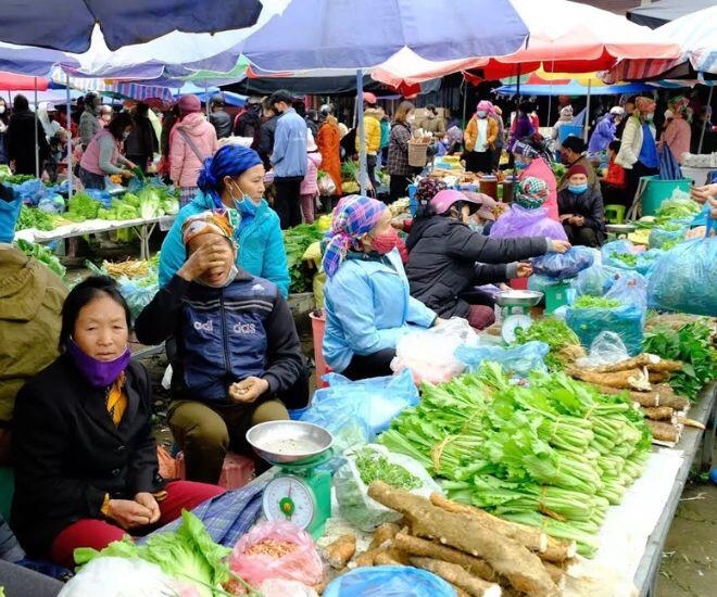 Phiên chợ độc nhất ở lào cao nằm giữa lưng trời bán toàn đồ lạ khó nơi nào có - 1