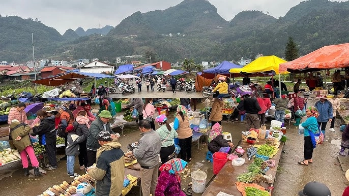 Phiên chợ độc nhất ở lào cao nằm giữa lưng trời bán toàn đồ lạ khó nơi nào có - 2