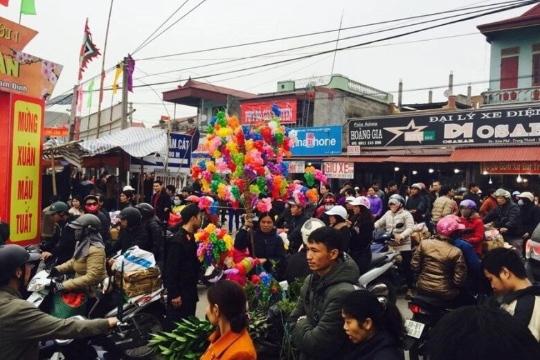 Phiên chợ họp duy nhất vào mùng 6 tết lúc nào cũng đông nghịt người ai đến cũng mong mua may bán rủi - 1
