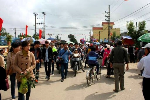 Phiên chợ họp duy nhất vào mùng 6 tết lúc nào cũng đông nghịt người ai đến cũng mong mua may bán rủi - 2