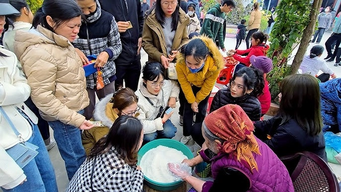 Phiên chợ tồn tại suốt 300 năm giữa lòng thái bình chỉ họp duy nhất 1 ngày trong năm hút tới hàng chục nghìn lượt khách - 2