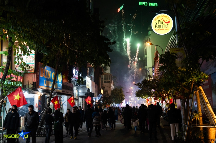 Phố ẩm thực mới ở hà nội đông nghẹt đêm khai trương - 1