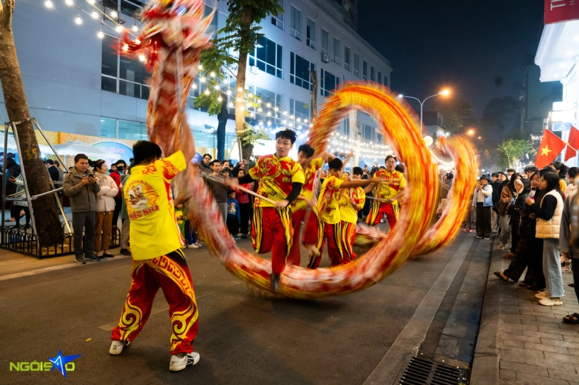 Phố ẩm thực mới ở hà nội đông nghẹt đêm khai trương - 3
