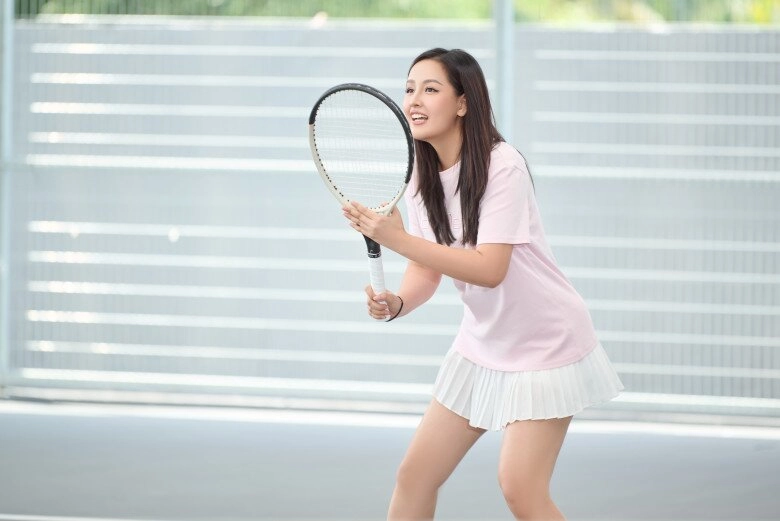 Phối đồ ra sân tennis đẹp như mai phương thuý trung thành với chân váy ngắn - bí quyết hack dáng nàng nấm lùn cũng áp dụng được - 1