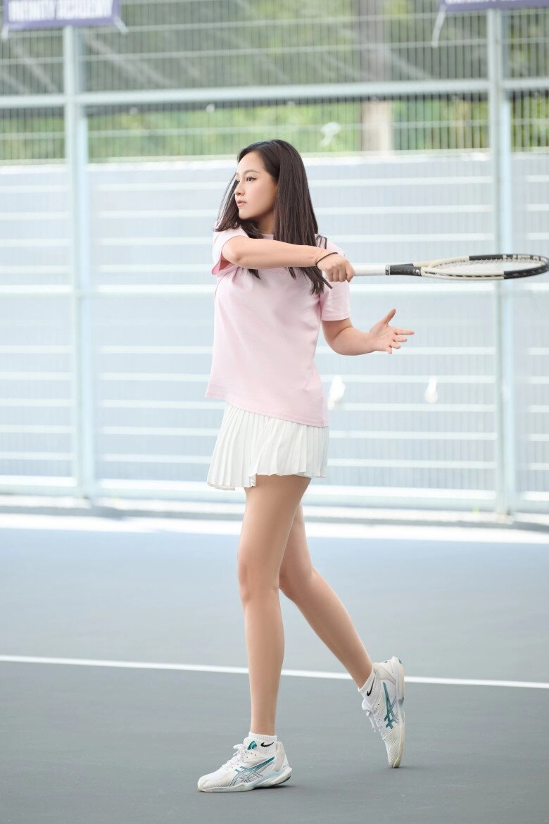 Phối đồ ra sân tennis đẹp như mai phương thuý trung thành với chân váy ngắn - bí quyết hack dáng nàng nấm lùn cũng áp dụng được - 2