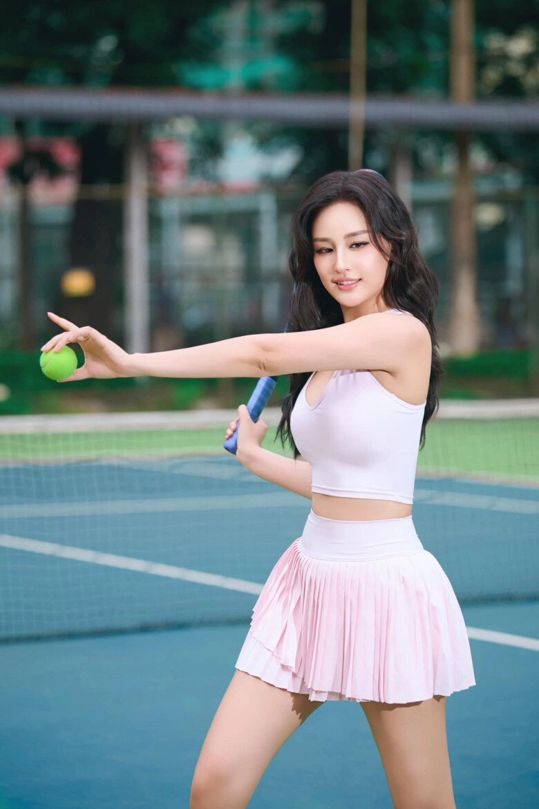 Phối đồ ra sân tennis đẹp như mai phương thuý trung thành với chân váy ngắn - bí quyết hack dáng nàng nấm lùn cũng áp dụng được - 7