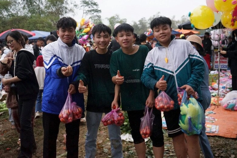 Phong tục lấy may có 1 không 2 ở thanh hóa nhuộm đỏ cả khu chợ bằng cà chua bị tấn công vẫn vui - 4