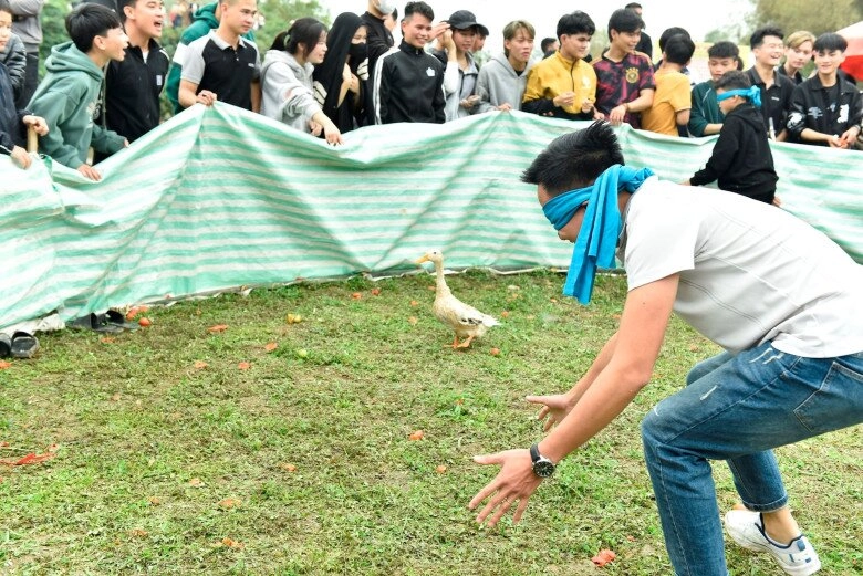 Phong tục lấy may có 1 không 2 ở thanh hóa nhuộm đỏ cả khu chợ bằng cà chua bị tấn công vẫn vui - 5