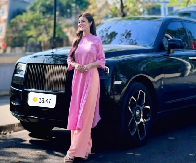 Phú bà 2 con cưới hồng hài nhi kém 6 tuổi rước dâu bằng dàn siêu xe trăm tỷ hồi môn 500 cây vàng - 1