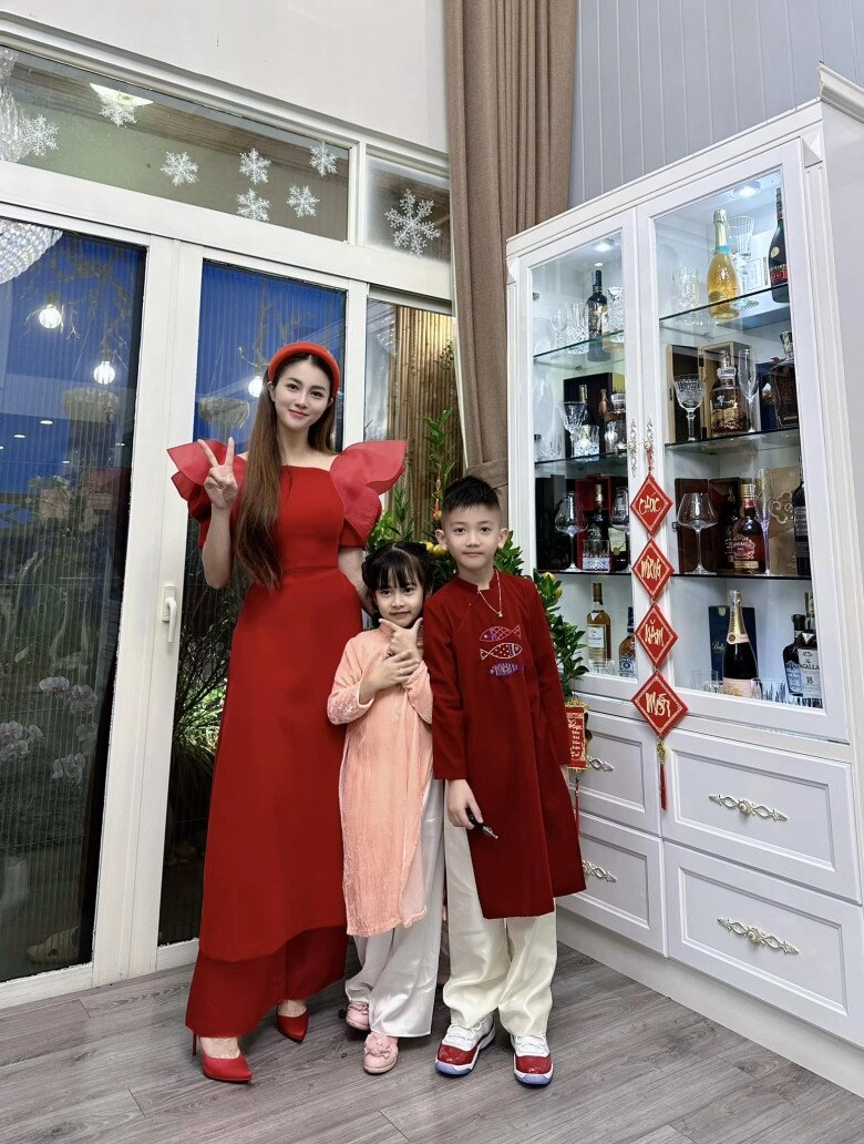 Phú bà 2 con cưới hồng hài nhi kém 6 tuổi rước dâu bằng dàn siêu xe trăm tỷ hồi môn 500 cây vàng - 2