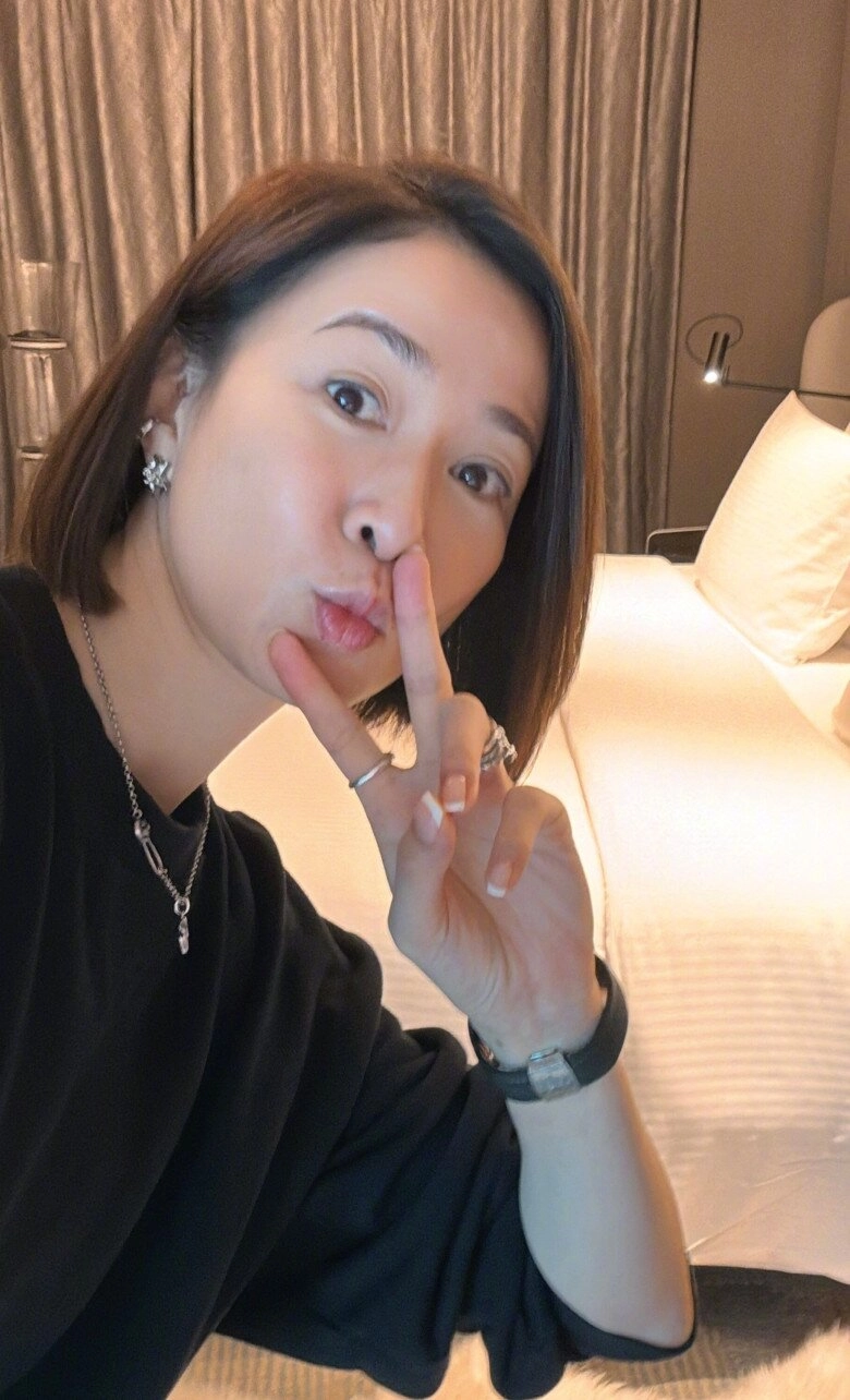 Phú bà bất động sản showbiz cải lão hoàn đồng ở tuổi 50 nhờ uống 8 ly nước cách dưỡng trắng kỳ lạ lại hiệu quả không ngờ - 4