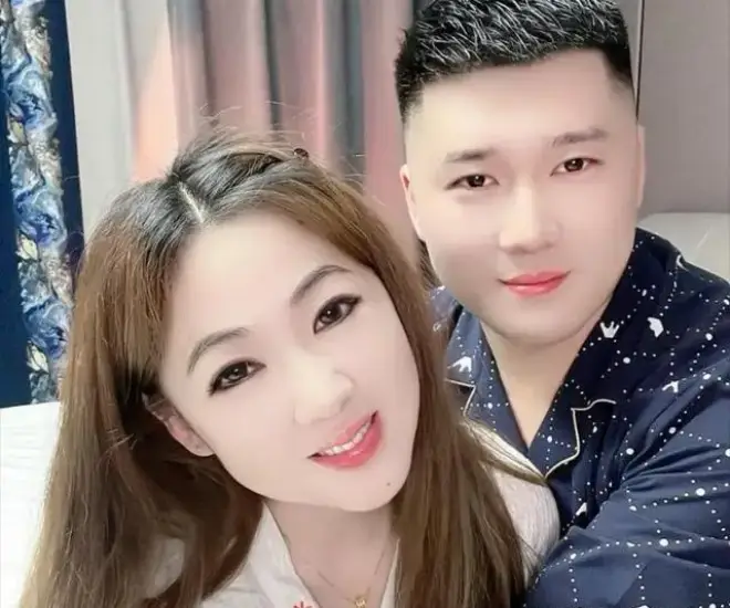 Phú bà lấy trai trẻ kém 11 tuổi sinh đôi ở tuổi 40 được bố mẹ chồng cưng như trứng - 1