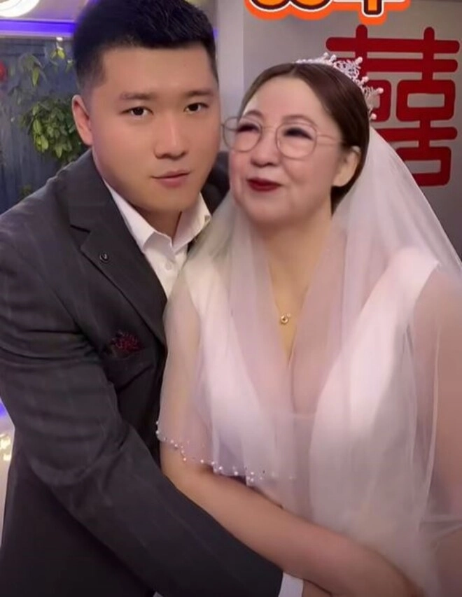 Phú bà lấy trai trẻ kém 11 tuổi sinh đôi ở tuổi 40 được bố mẹ chồng cưng như trứng - 4