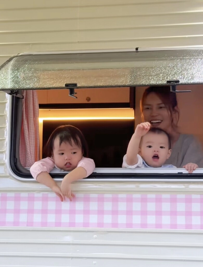 Phú bà việt lucie nguyễn đưa 2 con gái ra hà nội xem diễu binh a80 vượt 1700km bằng nhà xe di động gây choáng - 7