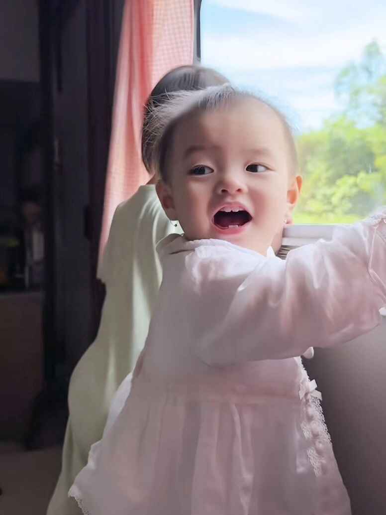 Phú bà việt lucie nguyễn đưa 2 con gái ra hà nội xem diễu binh a80 vượt 1700km bằng nhà xe di động gây choáng - 8