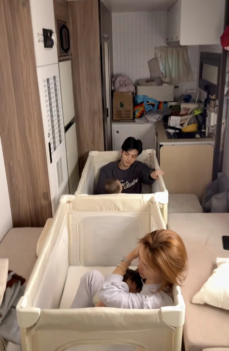 Phú bà việt lucie nguyễn đưa 2 con gái ra hà nội xem diễu binh a80 vượt 1700km bằng nhà xe di động gây choáng - 9