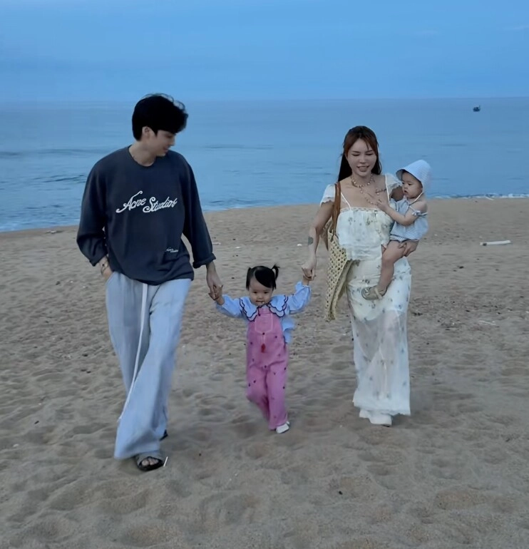 Phú bà việt lucie nguyễn đưa 2 con gái ra hà nội xem diễu binh a80 vượt 1700km bằng nhà xe di động gây choáng - 10