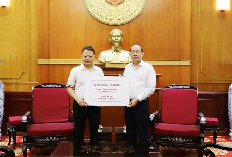 Phu nhân shark bình đội nắng gắt làm từ thiện ở quê nhà mặt cười rạng rỡ sau màn xù lông bảo vệ chồng - 7