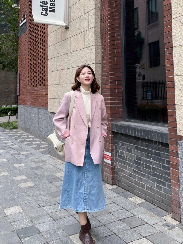 Phụ nữ tuổi nào cũng không nên bỏ qua công thức 1 váy - 1 áo xuống phố ngày thu thành tâm điểm giữa đám đông - 5