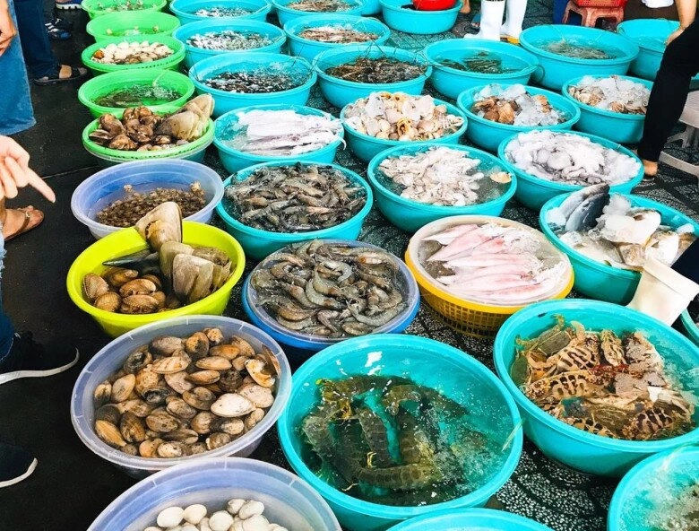 Phú quốc có khu chợ sầm uất bậc nhất bán đủ đồ tươi ngon và đặc sản làm quà đảm bảo khách nào cũng mê - 3
