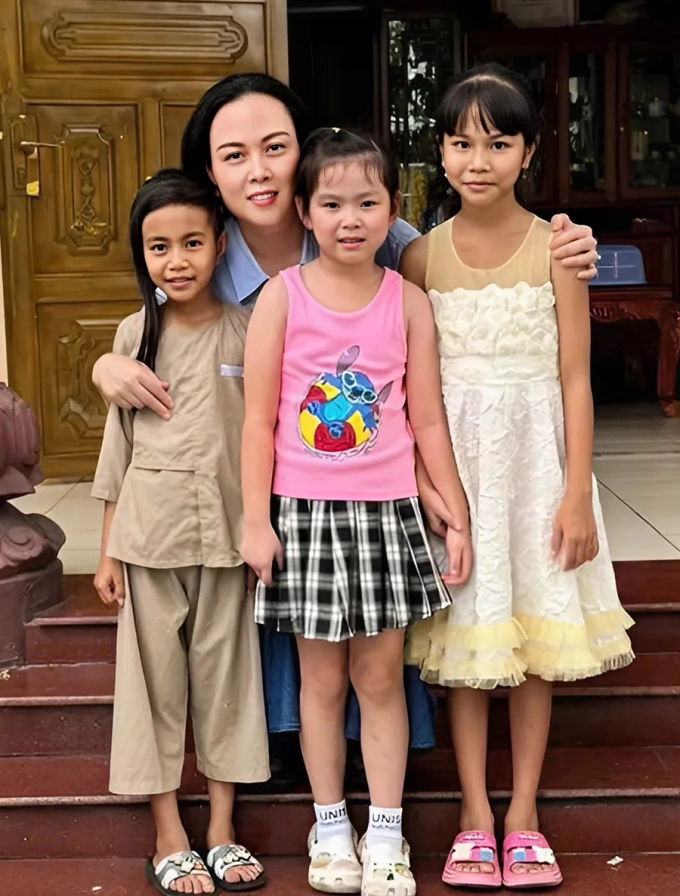 Phượng chanel đưa con gái vào nam thăm bố đi từ thiện - 1