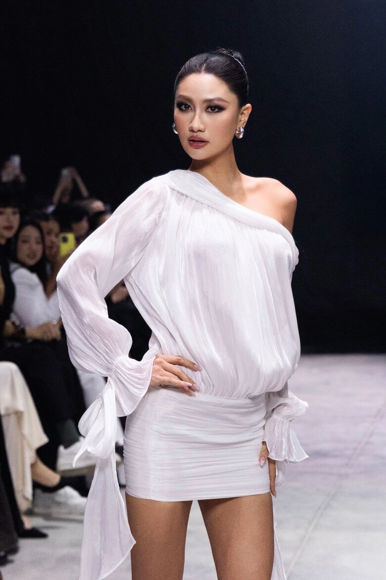 Phương linh cẩm ly khoe thần thái sắc lạnh đắt show làm vedette sau đăng quang hoa hậu hoàn vũ việt nam - 1