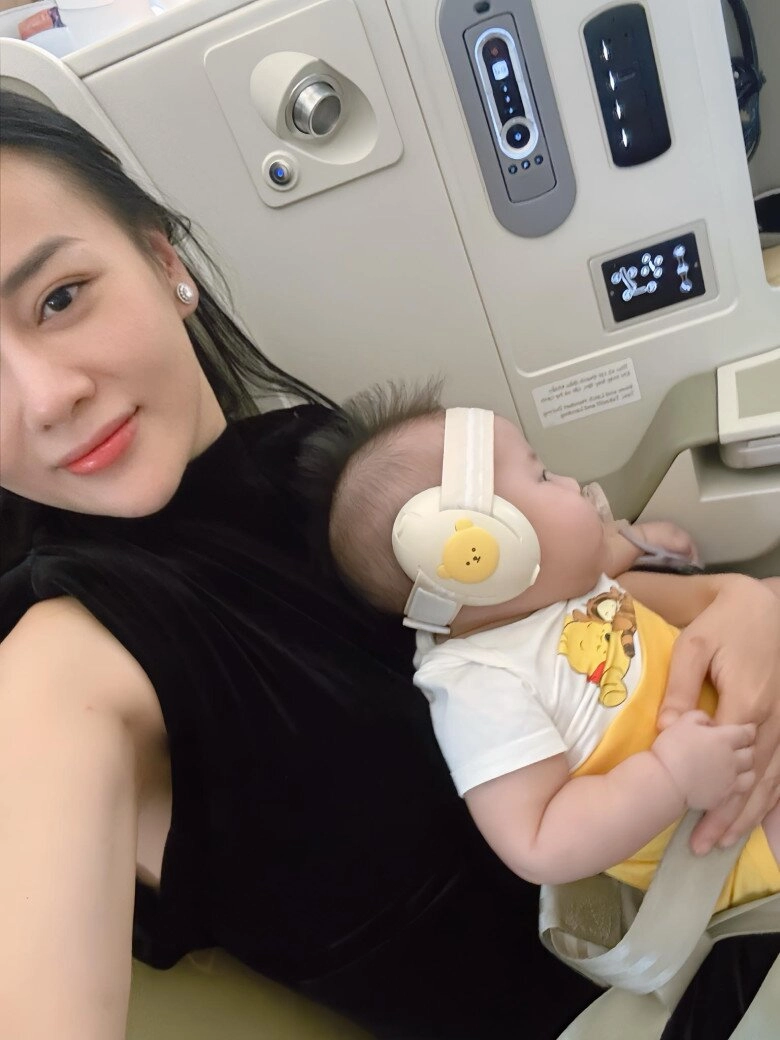 Phương oanh cho cặp song sinh với shark bình trải nghiệm máy bay hạng thương gia nam tiến công tác dài ngày cùng mẹ - 2