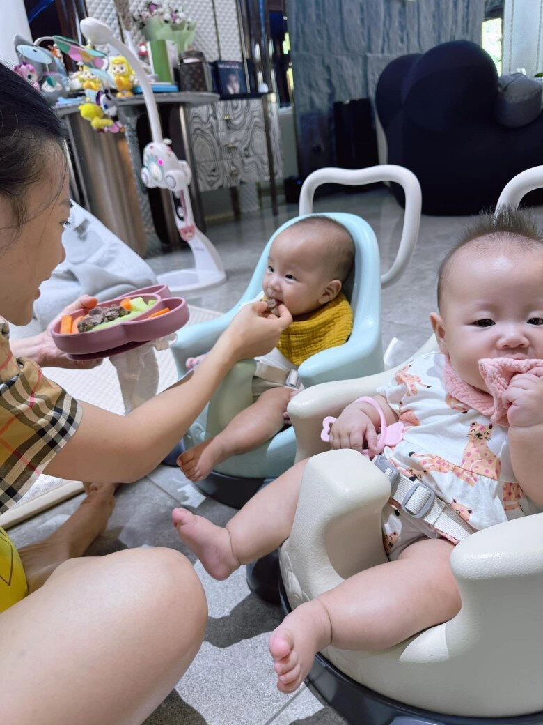 Phương oanh cho cặp song sinh với shark bình trải nghiệm máy bay hạng thương gia nam tiến công tác dài ngày cùng mẹ - 7