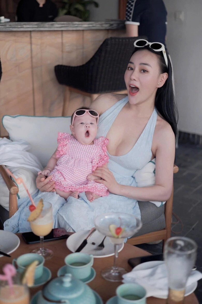 Phương oanh cho cặp song sinh với shark bình trải nghiệm máy bay hạng thương gia nam tiến công tác dài ngày cùng mẹ - 12