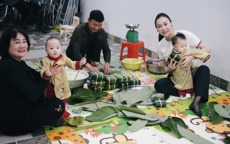 Phương oanh đưa 2 con về quê ngoại chuẩn bị tết cặp sinh đôi mặc áo dài đáng yêu thích thú khi xem gói bánh chưng - 2