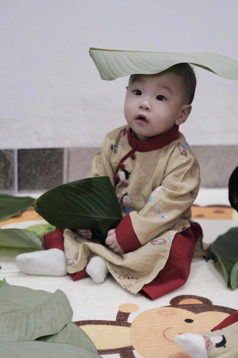Phương oanh đưa 2 con về quê ngoại chuẩn bị tết cặp sinh đôi mặc áo dài đáng yêu thích thú khi xem gói bánh chưng - 4