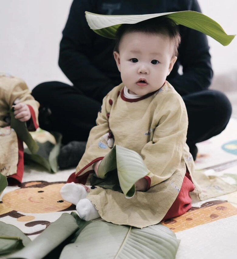 Phương oanh đưa 2 con về quê ngoại chuẩn bị tết cặp sinh đôi mặc áo dài đáng yêu thích thú khi xem gói bánh chưng - 5