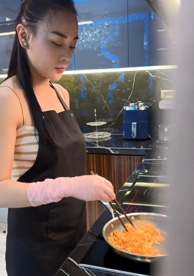 Phương oanh đưa 2 con về quê ngoại chuẩn bị tết cặp sinh đôi mặc áo dài đáng yêu thích thú khi xem gói bánh chưng - 9