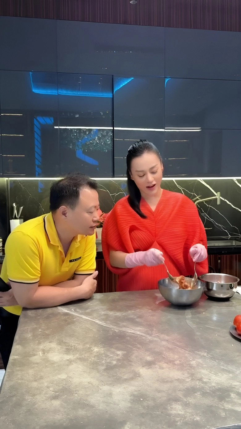 Phương oanh được shark bình hầu hạ chuẩn bà hoàng bóp vai phụ bếp không thiếu việc nào - 4