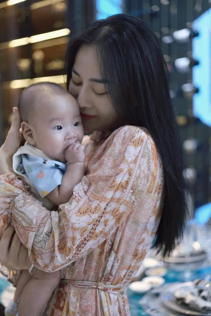 Phương oanh khóc nức nở kể sự cố nguy hiểm khi sinh con công khai tên thật của cặp sinh đôi với shark bình - 7