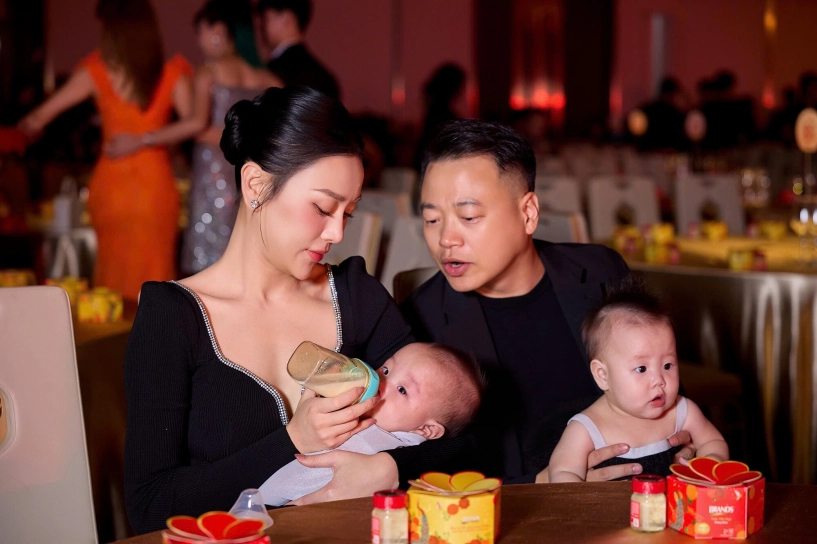 Quý tử là bản sao shark bình nhà phương oanh chuẩn con nhà giàu hết cưỡi du thuyền nay ngồi xe sang ngắm đường phố - 10