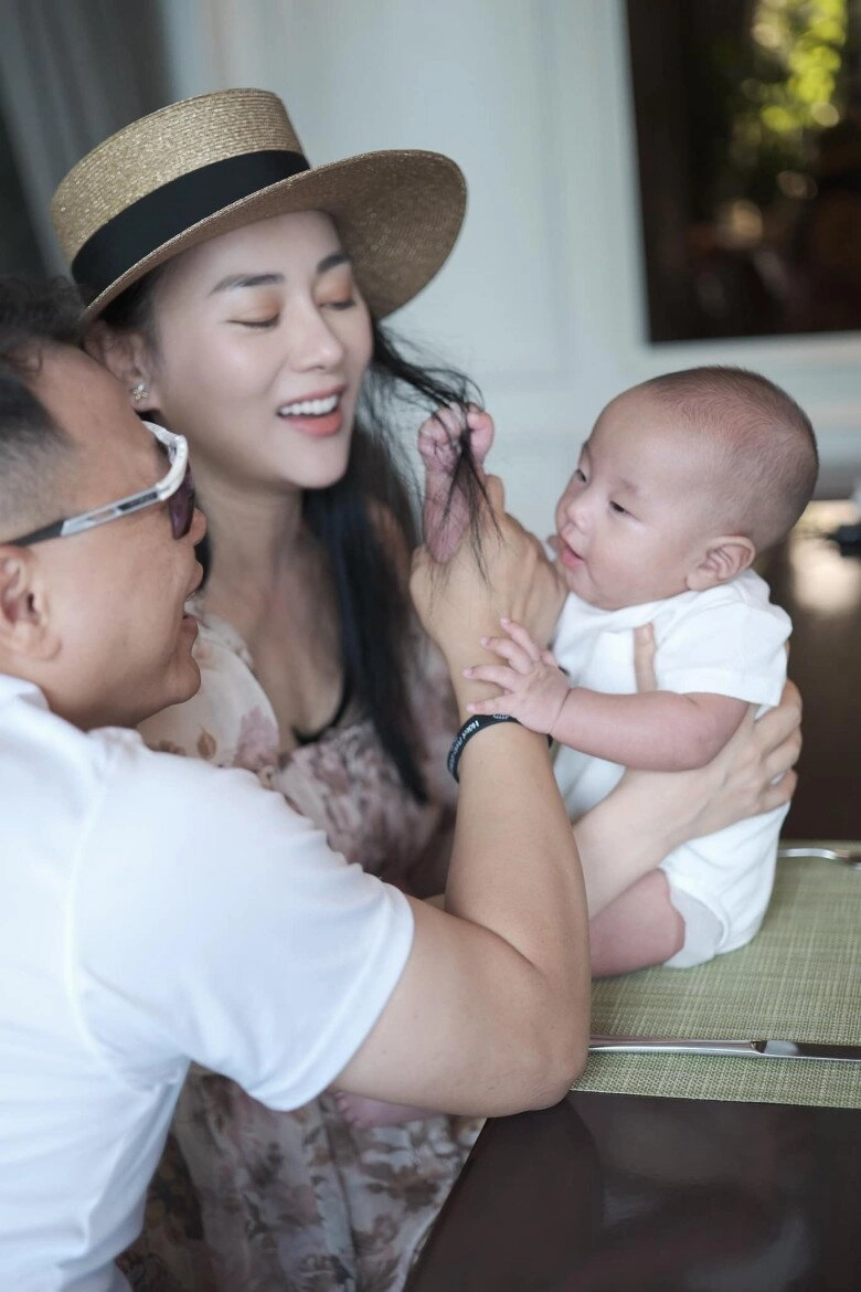 Phương oanh mách tội con trai khiến chồng đại gia vội lên tiếng phản hồi cái liếc mắt của quý tử gây sốt - 1