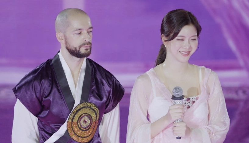 Phương oanh một mình cân 2 trai tây bứt phá giành được điểm 10 đầu tiên ở bước nhảy hoàn vũ - 9