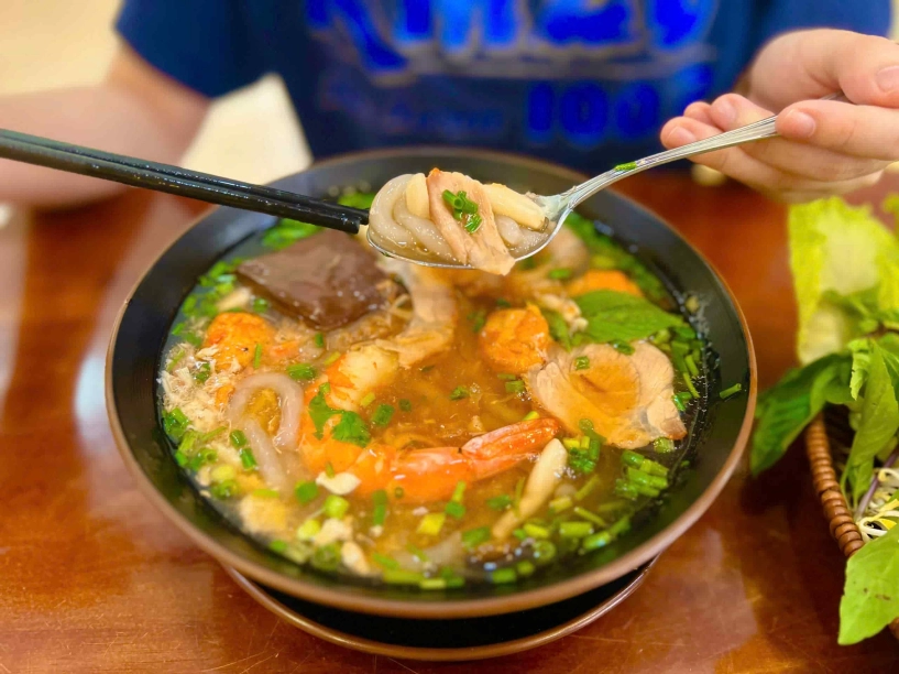 Quán bánh canh chuẩn vị sài gòn giữa lòng hà nội ngày bán 300 suất khách xếp hàng chờ mua giá 100000 đồngbát - 2