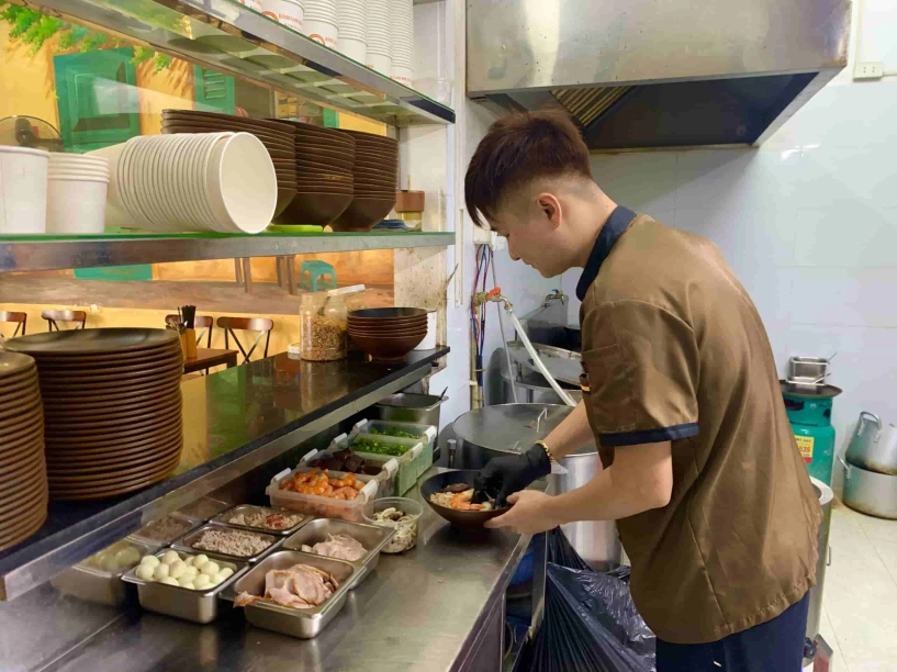 Quán bánh canh chuẩn vị sài gòn giữa lòng hà nội ngày bán 300 suất khách xếp hàng chờ mua giá 100000 đồngbát - 3
