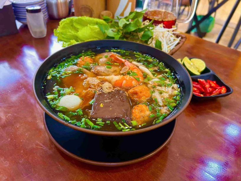Quán bánh canh chuẩn vị sài gòn giữa lòng hà nội ngày bán 300 suất khách xếp hàng chờ mua giá 100000 đồngbát - 4