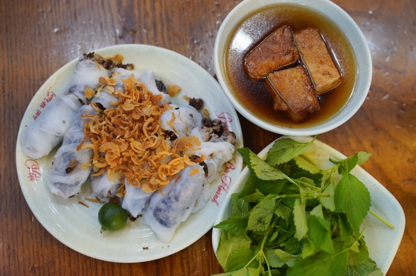 Quán bánh cuốn ăn kèm cà cuống 70 năm tuổi nhận sao michelin đắt nhất nhì hà nội mà ngày bán cả nghìn suất - 1