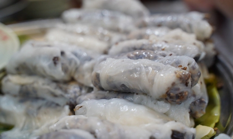 Quán bánh cuốn ăn kèm cà cuống 70 năm tuổi nhận sao michelin đắt nhất nhì hà nội mà ngày bán cả nghìn suất - 3